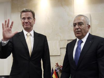 Außenminister Guido Westerwelle (l.) traf in Ramallah den palästinensischen Ministerpräsidenten Salam Fajad. Westerwelle und Fajad