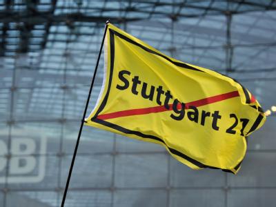 Eine Fahne der Stuttgart 21-Gegner vor dem Hauptbahnhof in Berlin. Stuttgart 21