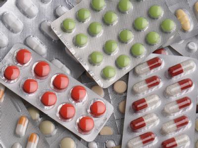Viele Altersverwirrte werden laut Experten in Pflegeheimen ruhiggestellt, obwohl sie dann früher sterben können. Alkoholiker bekommen süchtig machende Schlafmittel - und junge Frauen unnötig riskante Antibabypillen. Riskante Pillen