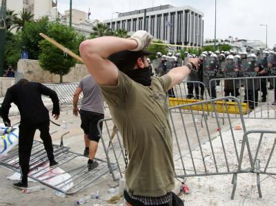 Vor dem Parlamentsgebäude in Athen kam es zu Zusammenstößen zwischen Demonstranten und der Polizei. Proteste in Athen