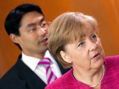 Philipp Rösler und Angela Merkel können auf eine Fortsetzung der Koalition hoffen. Foto: Michael Kappeler / Archiv Rösler und Merkel