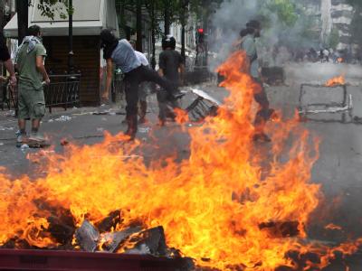 Nahezu drei Wochen machten Tausende Tag für Tag im Herzen Athens ihrer Verzweiflung und ihrem Ärger angesichts der harten Sparmaßnahmen Luft - friedlich, bis die Stimmung explodierte. Feuer in Athen