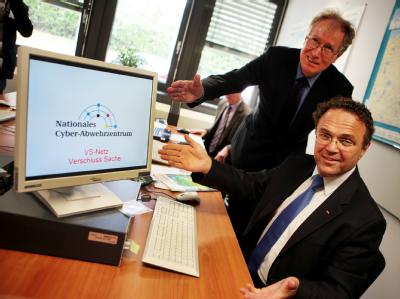 Bundesinnenminister Hans-Peter Friedrich (vorne) und der Präsident des Bundesamtes für Sicherheit in der Informationstechnologie, Michael Hange, im Nationalen Cyber-Abwehrzentrum in Bonn. Nationales Cyber-Abwehrzentrum