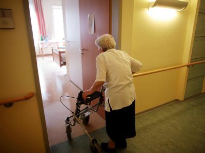 Rentnerin im Altenheim: Die Bundesbürger werden immer älter und bekommen deshalb immer länger Rente (Symbolbild). Altenheim