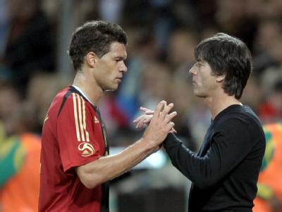 Bundestrainer Löw (r) über den «Capitano»: «Michael Ballack war ein Jahrzehnt ein sehr wichtiger Führungsspieler der Nationalmannschaft und hat enormen Anteil an den großen Erfolgen des Teams seit der WM 2002.» Michael Ballack und Joachim Löw