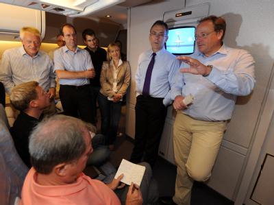 Bundesentwicklungsminister Dirk Niebel (FDP, r) und EU-Entwicklungskommissar Andris Piebalgs (2.v.r) auf dem Flug nach Islamabad. Niebel fliegt nach Pakistan