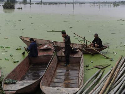 Die vom Wasser blockierten chinesischen Provinzen werden mit Holzbooten versorgt. Überschwemmung in China