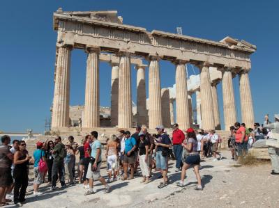 Touristen besuchen die Akropolis in Athen (Archivfoto). Akropolis