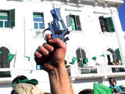 Ein Gaddafi-Anhänger hält während einer Demonstration in Tripolis seine Waffe in die Luft. Waffe