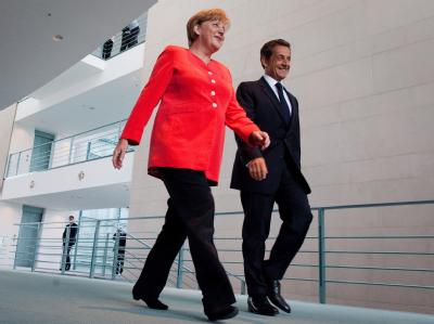 Frankreichs Präsident Nicolas Sarkozy kommt neben Bundeskanzlerin Angela Merkel zu einer Pressekonferenz im Bundeskanzleramt. Merkel trifft Sarkozy