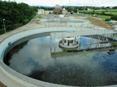 Klärwerk in Ober Erlenbach bei Frankfurt am Main: Über die Fäkalien von EHEC-Patienten kann das Bakterium in die Umwelt gelangen und sich dort einnisten. Klärwerk in Ober Erlenbach