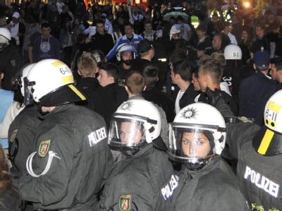 Eine Straßenparty mit rund 800 Teilnehmern löste in Wuppertal am Freitagabend einen Großeinsatz der Polizei aus. Facebook-Party