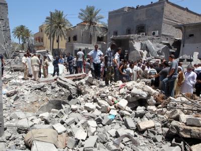 Auf einer Führung der libyschen Behörden wurden Journalisten zum vermeintlichen Ort des Geschehens in Tripolis gebracht. Nato bombardiert versehentlich Wohnhaus in Tripolis