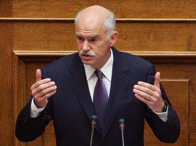 Mitten in der schweren Finanzkrise stellt die neue griechische Regierung unter Ministerpräsident Papandreou die Vertrauensfrage. Im Parlament