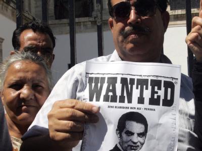 Vor dem Gericht in Tunis protestieren Tunesier gegen ihren gestürzten Präsidenten Zine el-Abidine Ben Ali. Vor dem Gericht