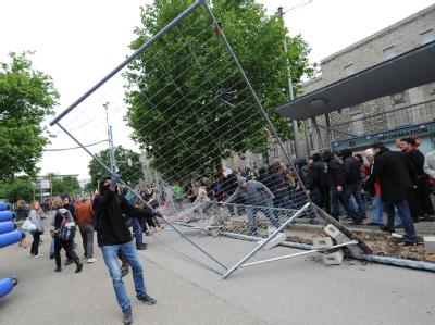 Ein Projektgegner reißt einen Bauzaun der Baustelle von Stuttgart 21 ein. Bauzaun