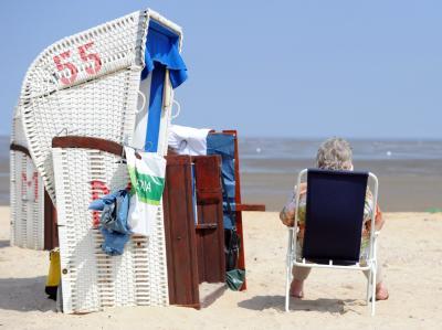 Sonnenbad am Strand. Nun soll es wieder warm werden. Strandkorb