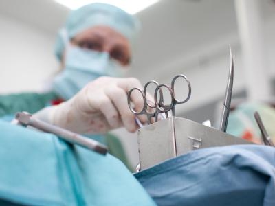Kann man als Versicherter darauf vertrauen, dass man aus gutem Grund in die Narkose versetzt und operiert wird? Die Krankenkassen meinen: nein. Kliniken zielten oft mehr auf Umsatz ab als auf Hilfe. Foto: Friso Gentsch/Archiv Operation