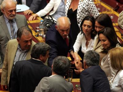 Nach der Abstimmung ging ein sichtlich erleichterter Papandreou durch den Plenarsaal und schüttelte seinen Abgeordneten die Hände. Griechisches Parlament