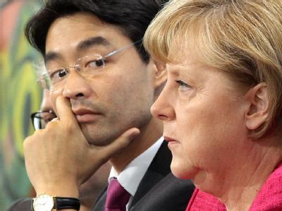 FDP-Chef Philipp Rösler ist im Gegensatz zu Bundeskanzlerin Angela Merkel für eine verbindliche Reduzierung der Lohnnebenkosten schon 2012. Rösler und Merkel