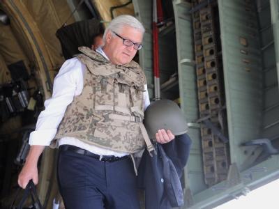 Der Vorsitzende der SPD-Bundestagsfraktion, Frank-Walter Steinmeier, verlässt auf dem Flughafen in Kabul eine Transall der Bundeswehr. Steinmeier in Afghanistan
