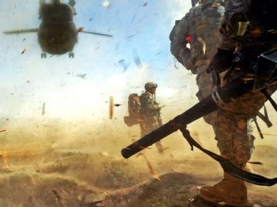 US-Fallschirmjäger bereiten sich darauf vor, einen CH-47 Chinook-Hubschrauber in der afghanischen Provinz Paktika zu beladen. US-Fallschirmjäger