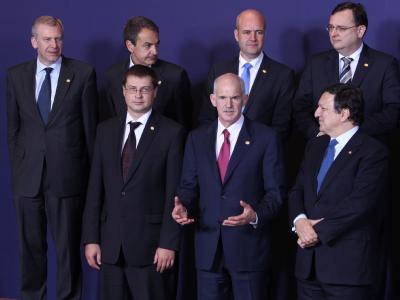 Premier Georgios Papandreou (m.) fordert ein Bekenntnis der Union für das Überleben seines Landes. Georgios Papandreou