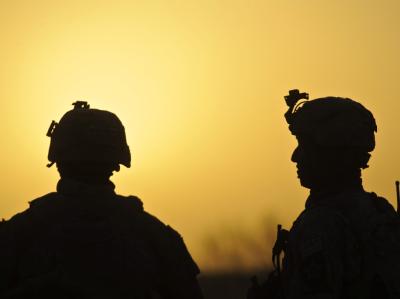 Zwei US-Soldaten bei einer frühmorgendlichen Patrouille am 17.02.2010 in Badula Qulp in der afghanischen Provinz Helmand. US-Soldaten in Afghanistan