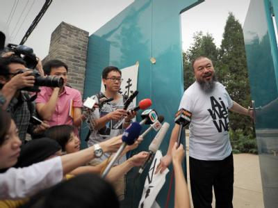 Der 54-jährige Künstler Ai Weiwei war nach 80 Tagen Haft unter strengen Auflagen freigelassen worden. Ai Weiwei