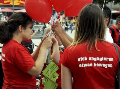 Ab 1. Juli ersetzt der Bundesfreiwilligendienst den Zivildienst. Jugendliche demonstrieren für Freiwilligendienste