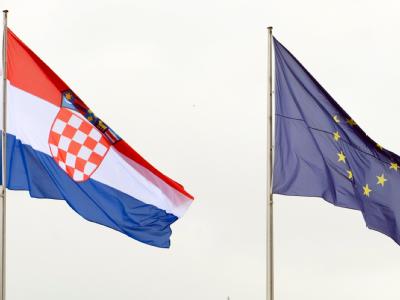 Die EU wirft ein strenges Auge auf Kroatien. Der Balkan-Staat soll in zwei Jahren Mitglied werden. Da soll er alle Anforderungen erfüllen. Auch wenn das den Beitritt noch verzögern könnte. Fahnen