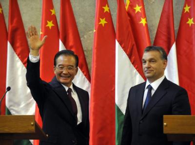 Chinas Ministerpräsident Wen Jiabao (l.) und Gastgeber Viktor Orban Wen und Orban