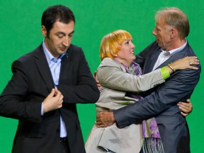 Die Grünen-Bundesvorsitzende Claudia Roth umarmt Fraktionschef Jürgen Trittin nach der Abstimmung auf dem Sonderparteitag der Grünen in Berlin. Links der Grünen-Chef Cem Özdemir. Bundesdelegiertenkonferenz der Grünen