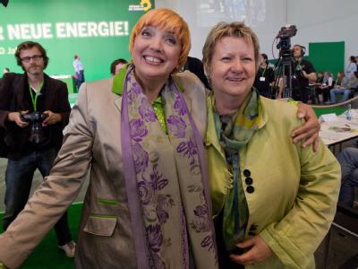 Eine strahlende Parteivorsitzende: Claudia Roth (l.) mit Nordrhein-Westfalens Grüner Bildungsministerin Sylvia Löhrmann nach der Abstimmung. Roth und Löhrmann