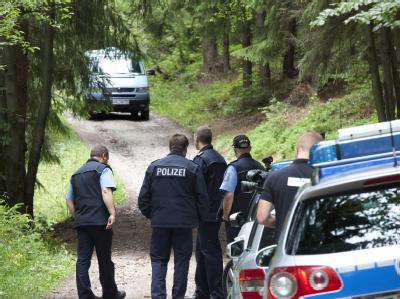 Ermittler in einem Waldstück bei Zella-Mehlis in Thüringen: In der Nähe wurde die Leiche des vermissten siebenjährigen Mädchens gefunden. Leiche von vermisster Siebenjähriger gefunden