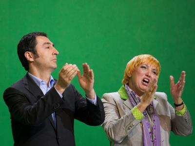 Die Grünen-Bundesvorsitzenden Cem Özdemir und Claudia Roth freuen sich auf dem Sonderparteitag der Grünen nach der Zustimmung zum Leitantrag zum Atomausstieg. Bundesdelegiertenkonferenz der Grünen