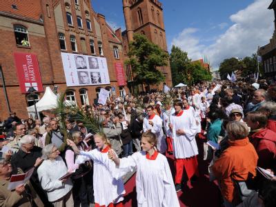 Der Gottesdienst fand unter freiem Himmel statt. Seligsprechung der Lübecker Märtyrer