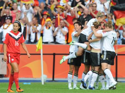 WM-Auftakt im Berliner Olympiastadion: Die deutsche Mannschaft feiert das 1:0 Kanada. Frauen-WM 2011 - Deutschland - Kanada