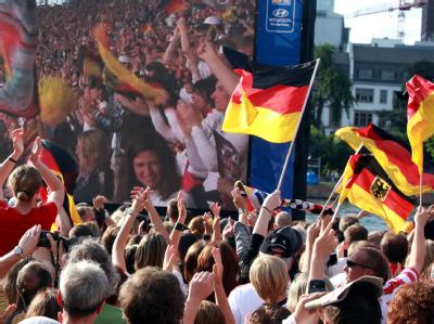 Besucher der Fanmeile in Frankfurt am Main bejubeln das Tor zum 2:0 gegen Kanada. Frauen-WM 2011 - Fanmeile Frankfurt/Main