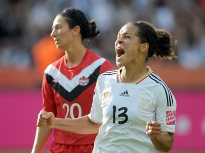 Celia Okoyino Da Mbabi (r) feiert ihren Treffer zum 2:0 gegen Kanada. Frauen-WM 2011