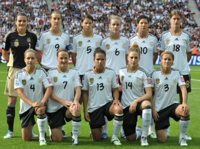 Die Startaufstellung gegen Kanada (von rechts nach links): Nadine Angerer, Birgit Prinz, Annike Krahn, Simone Laudehr, Linda Bresonik, Kerstin Garefrekes, Babett Peter, Melanie Behringer, Celia Okoyino Da Mbabi, Kim Kulig und Saskia Bartusiak. Frauen-WM 2011 - Deutschland - Kanada
