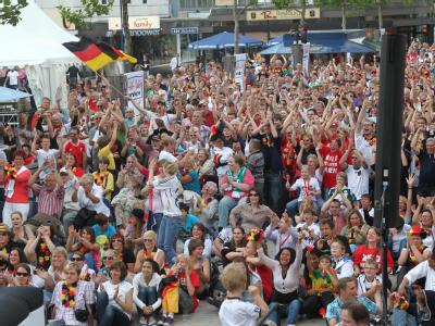 Fußballfans verfolgen den deutschen WM-Auftakt gegen Kanada auf der Fanmeile in Wolfsburg. Frauen-WM 2011 - Fanmeile Wolfsburg