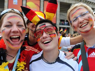 Verkleidete weibliche Fußballfans feiern vor dem Olympiastadion in Berlin. Frauen-WM 2011 - Fans in Berlin