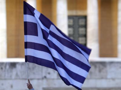 Die griechische Flagge vor dem Parlament in Athen. Griechische Flagge