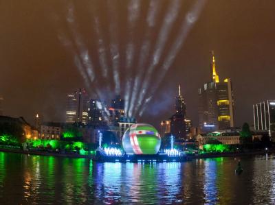 «Ballzauber» am Main: Mehr als 100 000 kamen zur Eröffnungsshow in die Finanz-Metropole. Dort steigt am 17. Juli das WM-Finale. WM-Eröffnungsshow in Frankfurt