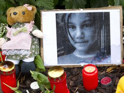 Kerzen und Plüschtiere stehen vor einem Bild der getöteten Mary-Jane aus Zella-Mehlis. Leiche vermisster Siebenjähriger gefunden