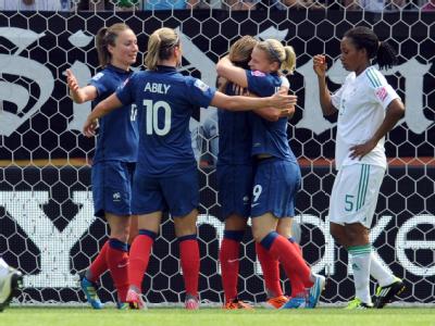 Die französischen Spielerinnen feiern das 1:0 gegen Nigeria. Frauen-WM 2011 Nigeria - Frankreich
