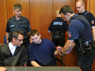 Ein Justizbeamter nimmt im Landgericht Göttingen dem Angeklagten Jan O. (M) die Handschellen ab. Lebenslange Haftstrafe für Teenager-Mörder
