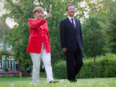 Bundeskanzlerin Merkel zusammen mit Chinas Ministerpräsident Wen Jiabao im Garten der Villa Liebermann. Merkel trifft Wen Jiabao