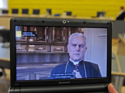 Ein Video des Fernsehinterviews mit Holocaust-Leugner Richard Williamson läuft im Gerichtssaal des Regensburger Amtsgerichts im Jahr 2010. Holocaust-Leugner Williamson